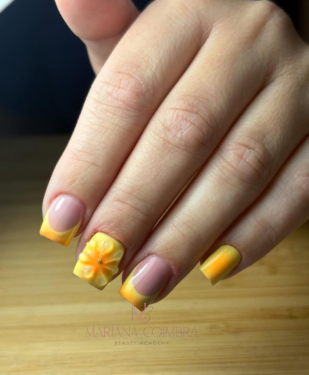Unhas quadradas curtas com francesinha em degradê amarelo e laranja e flor 3D