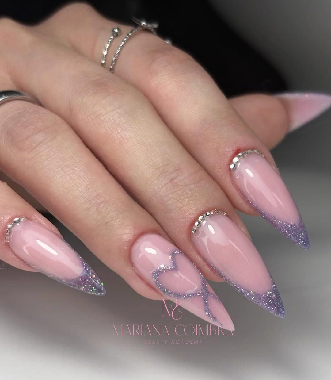 Unhas em amêndoa com francesinha em glitter roxo e prateado e desenho de coração